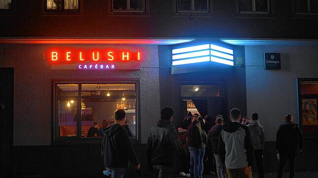 Vor dem &bdquo;Belushi&ldquo; gibt es kurz Stau: Auch hier wird auf die Einhaltung der Hygieneregeln Wert gelegt.