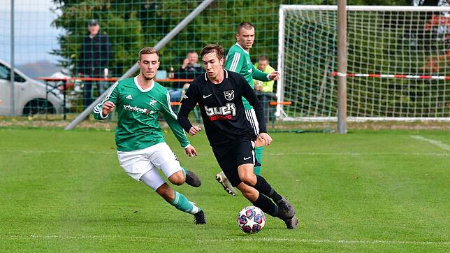 Torschützen unter sich: Tim Heininger (links) hatte den FC Zell beim SV Buch in Führung gebracht, Jan Körner (vorn, auf dem Archivbild) ...