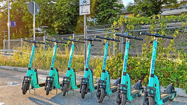 E-Scooter in Reih und Glied während des Probebetriebs beim Überlinger Bahnhof Therme am Eingang zum Uferpark.