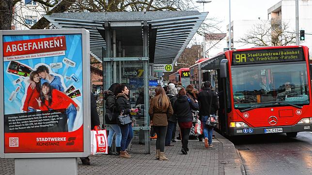 (Archivbild) An der Bushaltestelle am Zähringerplatz Richtung Stadtmitte haben am26. Dezember drei junge Männer einen 14-Jährigen ...