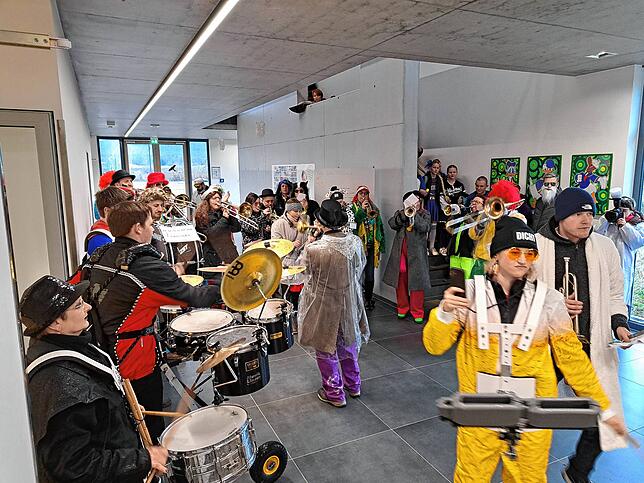 Die Aula in der Realschule Erzingen ist prall gefüllt mit Narren. Sie befreien die Schüler.