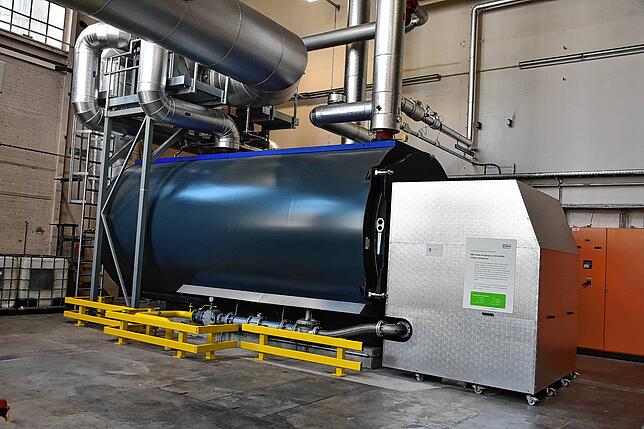 Zwei Gaskessel mit einer Wärmeleistung von jeweils 6000 kW decken die Spitzenlast an kalten Tagen ab.