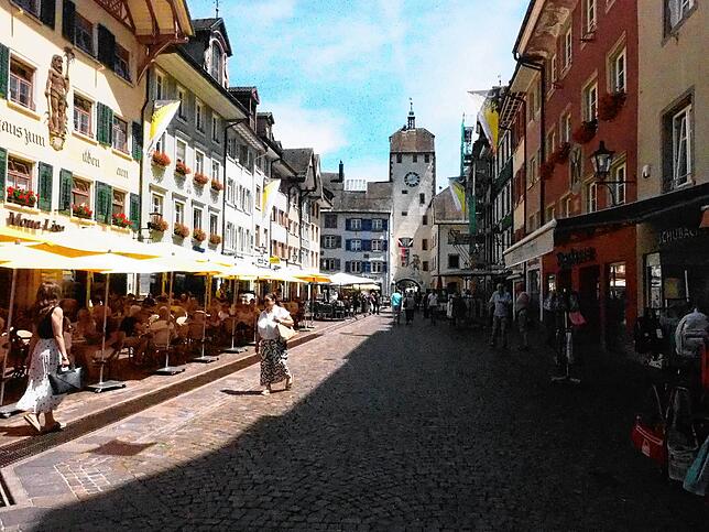 Sonne und Schatten – die Kaiserstraße hat beides.