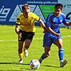Yannik Reichle (links) vom SV Denkingen im Laufduell mit Ricardo da Silva Marques vom FC Neustadt