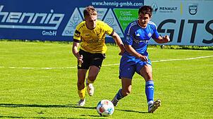 Yannik Reichle (links) vom SV Denkingen im Laufduell mit Ricardo da Silva Marques vom FC Neustadt