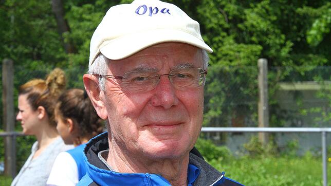 Durch seine Kinder ist Dieter Eckert 1985 zur Leichtathletik gekommen. Jetzt trainiert er seine vier Enkel. Bild: Scheibengruber