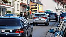 Täglich rollen im Schnitt 17.000 Fahrzeuge durch Jestetten. Deshalb wird der Ruf nach einer Umfahrung lauter. (Archivbild)