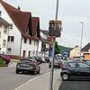 In der Hondinger Ortsdurchfahrt steht jetzt von Fürstenberg kommend eine Geschwindigkeitsanzeige. Nach wie vor fährt während der ...