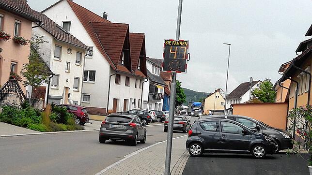In der Hondinger Ortsdurchfahrt steht jetzt von Fürstenberg kommend eine Geschwindigkeitsanzeige. Nach wie vor fährt während der ...