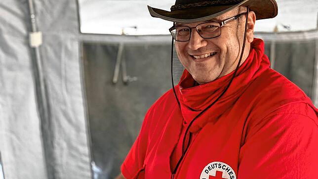 Christoph Dennenmoser lebt in Laufenburg am Hochrhein. Er reist mit dem Deutschen Roten Kreuz um die ganze Welt, um Menschen in Not zu ...