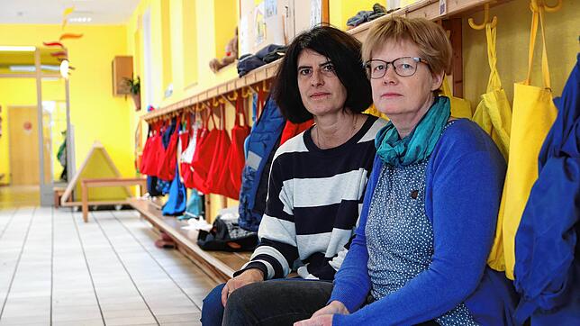 Erzieherin Barbara Biesten (links) und Kita-Leitung Franka Radau-Brunner wollen auf die prekäre Situation in den Kitas aufmerksam ...