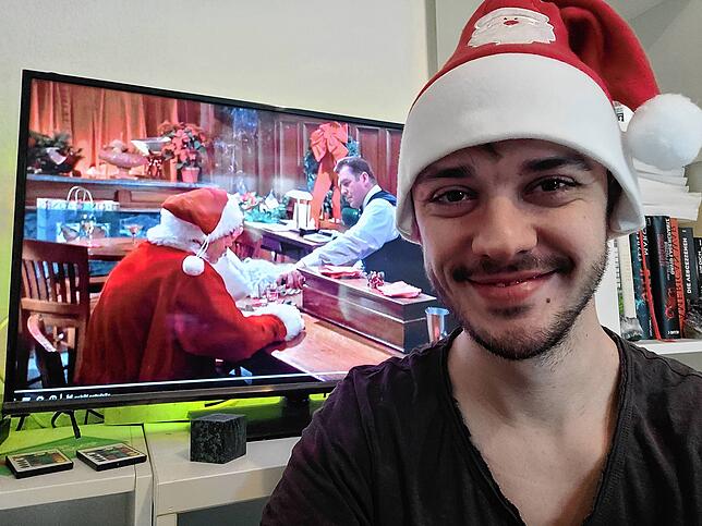 Mario Wössner in Weihnachtsstimmung, im Hintergrund Weihnachtsmann Willie an der Bar.