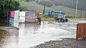 Feuerwehrmänner im Dauerregen und Dauereinsatz in Bohlingen.
