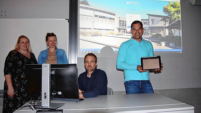 Schulleiterin Saskia Metzler, Sylwia Wasniowski vom EDV-Team, Matthias Schalk, stellvertretender Schulleiter und Lehrer Johannes Schnell ...