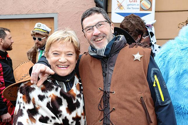 Bild 24: Buntes Treiben in den Gassen &ndash; Narren erobern bei der Straßenfastnacht die Stadt