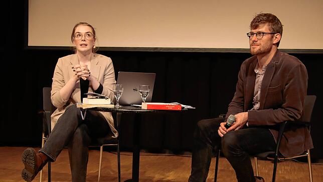 Zu Besuch in Radolfzell: Annika Brockschmidt (links) spricht im Milchwerk über die religiöse Rechte in den USA. Stephan Kühnle, ...