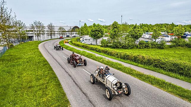 Zum Sonnenuntergang am See werden am 16. Mai Oldtimer von der Messe bis in die Stadt gefahren. Das Foto entstand bei der Klassikwelt ...