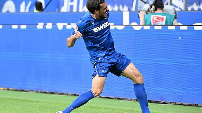 Karlsruhes Roko Simic bejubelt das 1:0.