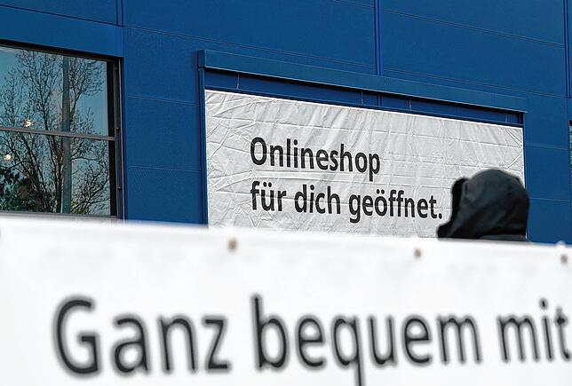 Werbung eines lokalen Einzelhändlers in Berlin. Bild: dpa