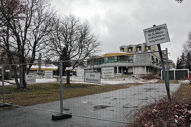 Ein Bauzaun sperrt die Einfahrt und den Zugang zum geschlossenen Heilig-Geist-Spital ab.