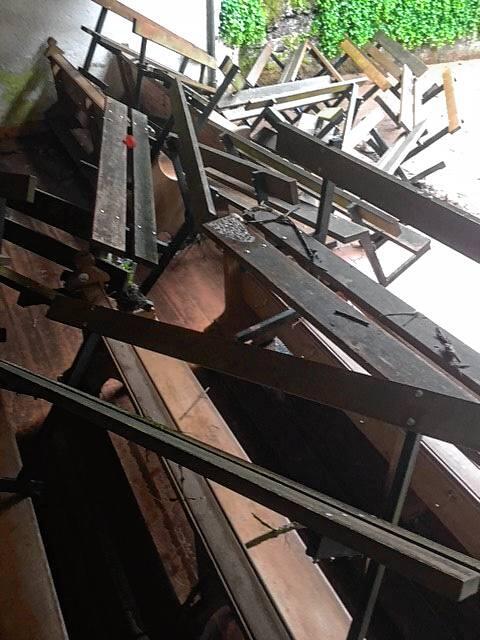 Die aus der Verankerung gerissenen Kirchenbänke.