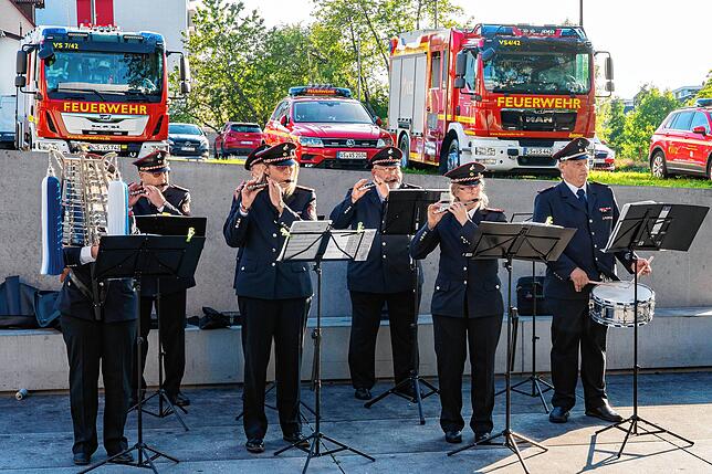 Der Spielmannszug der Feuerwehr begleitet die Zeremonie musikalisch.