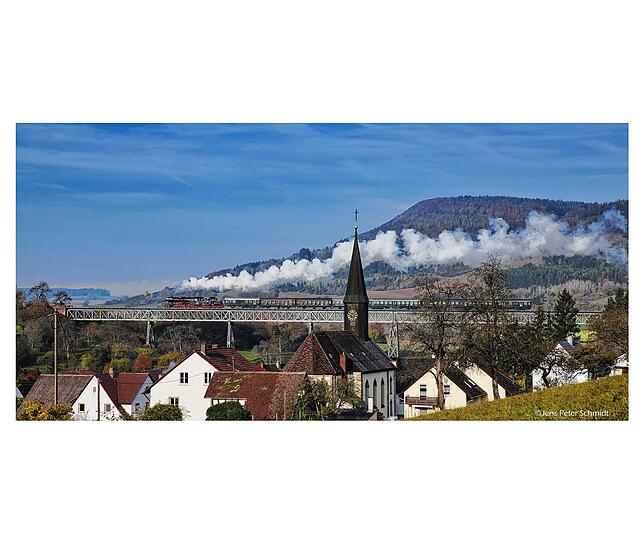 Der Bildband enthält zahlreiche Aufnahmen schöner Standorte an der Bahnstrecke von Zollhaus nach Weizen, wie hier etwa auch Epfenhofen.
