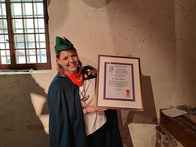 Tina Schlick, Erste Landesbeamtin des Landkreises Waldshut, nimmt für den erkrankten Landrat Martin Kistler den Heringsesserorden entgegen.