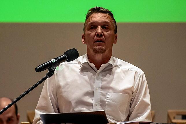 Ralf Brombacher merkte als Vorsitzender des Verbands–Schiedsrichter–Ausschusses auch ein paar kritische Worte an und sagte: „Wir werden ...
