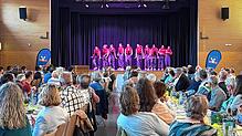 Bei den Feierlichkeiten rund um die Mitgliederehrung unterhält der Turnverein Erzingen mit einem bunten Programm. Foto: Volksbank ...