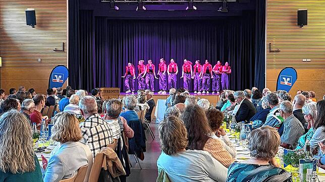 Bei den Feierlichkeiten rund um die Mitgliederehrung unterhält der Turnverein Erzingen mit einem bunten Programm. Foto: Volksbank ...