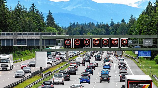 Dichter Verkehr schiebt sich über die A8 bei Hofolding. Die klassischen Ferienrouten sind aktuell stark frequentiert &ndash; eines der ...