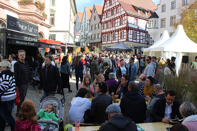 Da reiben sich einige verwundert die Augen: Eine mit Einkaufstüten bestückte, strahlende Mira Krane wird in der Innenstadt gesichtet. ...