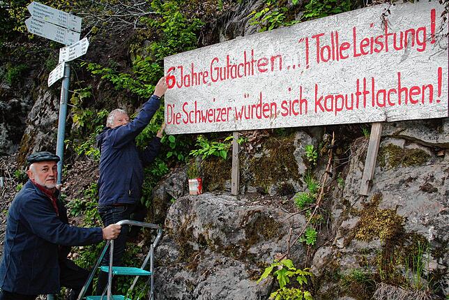 Herbert Nägele, links, und Roland Lauber übermalten am Freitag an der Tiefensteiner Brücke die Zahl 5 mit einer 6. Die Albtalstraße ist ...