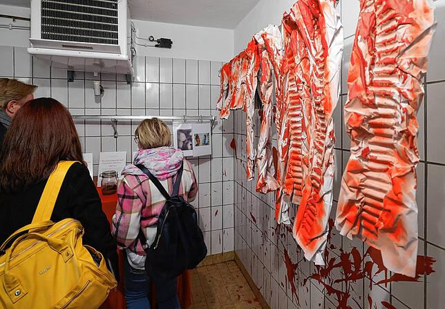 Kunst in den Räumen des ehemaligen Schlachhauses 2021: Der Charme der Räumlichkeiten hat sich bis heute gehalten.