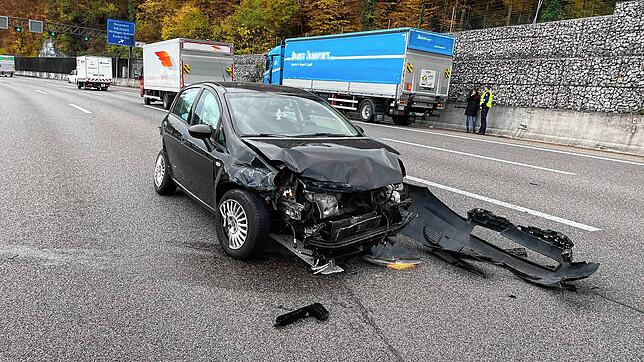 Mit einem Lastwagen ist dieses Auto zusammengestoßen. Die Fahrer beider beteiligten Fahrzeuge hatten großes Glück.