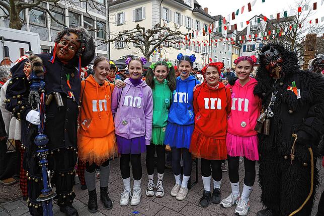Die Gruppe M&Ms, 13- und 14-jährige Freundinnen aus Radolfzell, posieren hier mit zwei Figuren der Höllteufel.