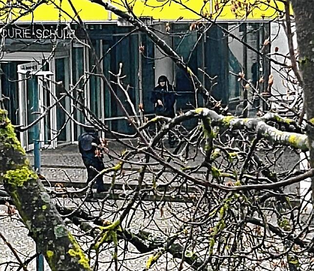 Schwerbewaffnete Spezialeinkräfte an der Schule.