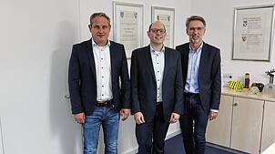 Patrik Bender (Mitte) leitet ab Sommer den Fachbereich III, Jürgen Sänger (rechts) geht in den Ruhestand, mit dabei Bürgermeister Dirk ...