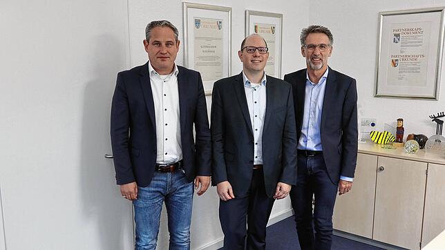 Patrik Bender (Mitte) leitet ab Sommer den Fachbereich III, Jürgen Sänger (rechts) geht in den Ruhestand, mit dabei Bürgermeister Dirk ...