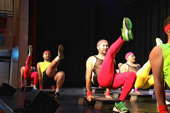 Männer bleiben in Form: Hier bei der Gymnastik für Bauch, Beine, Po – das konnte mit Zugabe ganz schön anstrengend werden.