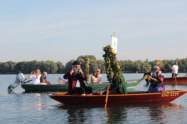 Paparazzi sind überall, auch bei der Mooser Wasserprozession ist das Handy stets gezückt.