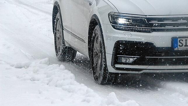 Bild : Landkreis Sigmaringen im Schneechaos: Straßen gesperrt, Unfälle und Schneebruchgefahr