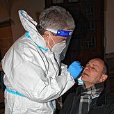 Frank Hämmerle, Vorsitzender des DRK-Kreisverbands Konstanz, nimmt bei Oberbürgermeister Bernd Häusler einen Abstrich im Nasen-Rachenraum.