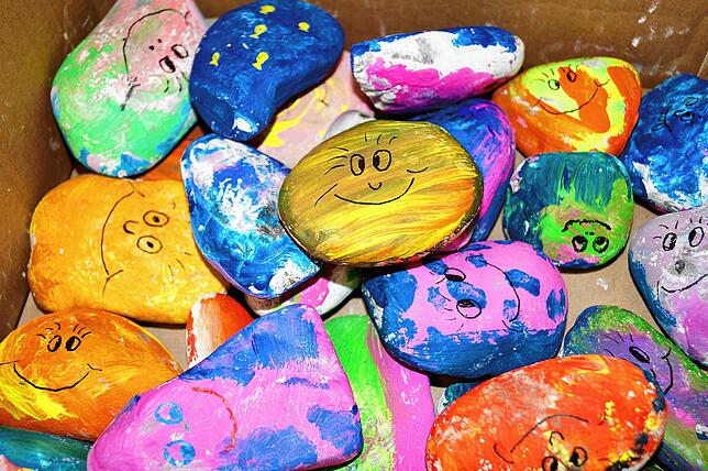 Mehr als 200 Steine haben Salemer Kindergartenkinder für die Herzwärmer-Aktion der Gemeindebibliothek bemalt.