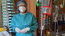 Seelsorgerin Waltraud Reichle im Schutzanzug bei der Betreuung eines Covid-Patienten. Die Zeit zwischen Weihnachten und Silvester sei im ...
