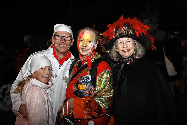 Bild 8: In der Altstadt treffen sich Hexen, Einhörner und Piraten bei der Straßenfasnacht