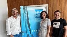 Hier geht‘s rein in Richtung Zukunft: Wirtschaftsprofessor Guido Baltes sowie die Promovierenden Rebecca Off und Jona Asbach am Eingang ...
