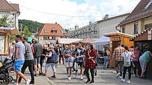 Ein Bummel durch die Reihen der Festhäuschen beim Immendinger Schlossfest lohnt sich am Wochenende allemal. Archivbilder: Jutta Freudig