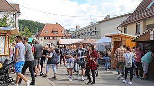 Ein Bummel durch die Reihen der Festhäuschen beim Immendinger Schlossfest lohnt sich am Wochenende allemal. Archivbilder: Jutta Freudig